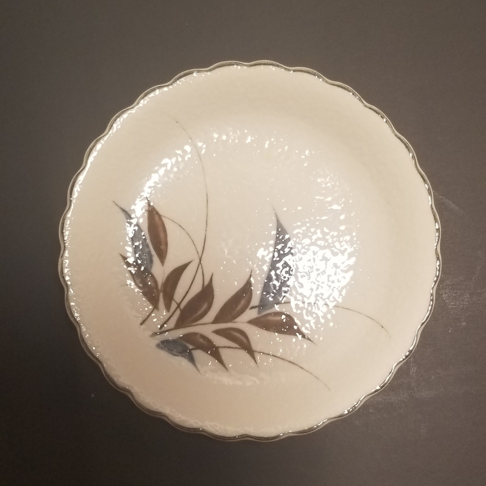 Trinket dish with leafy pattern